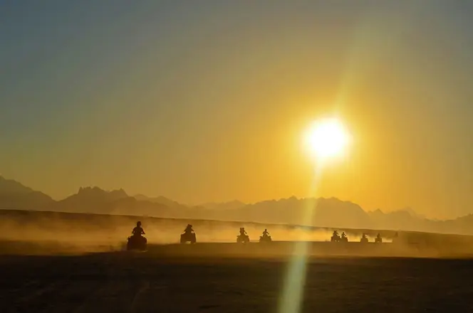 Super Safari Hurghada – 3 Std. Quad, Wüstendinner & Show